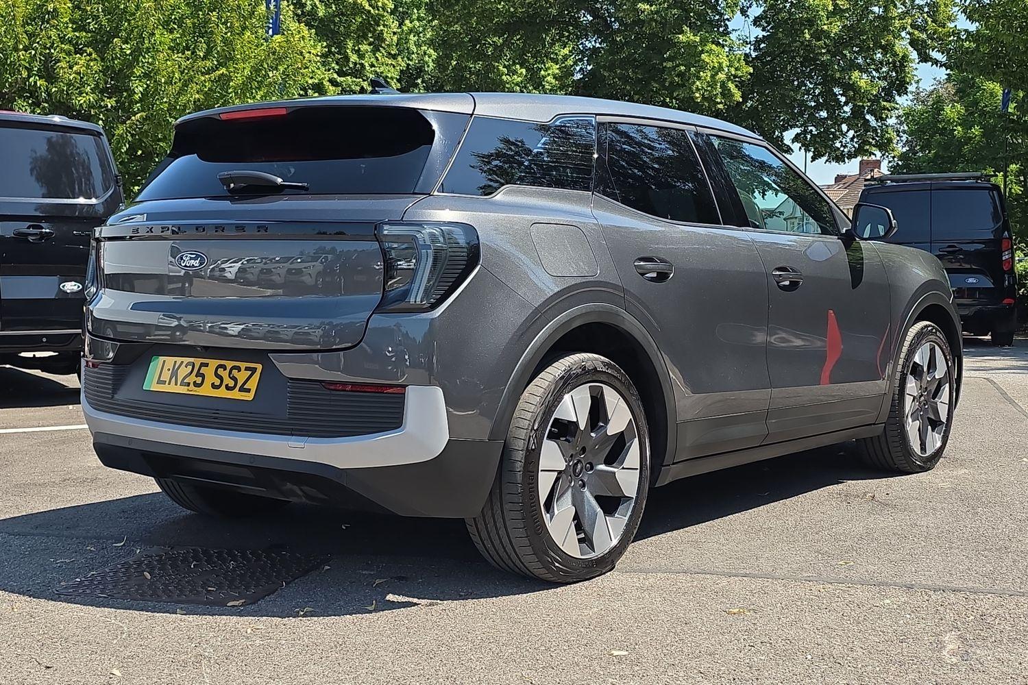 Ford Explorer Photo 23