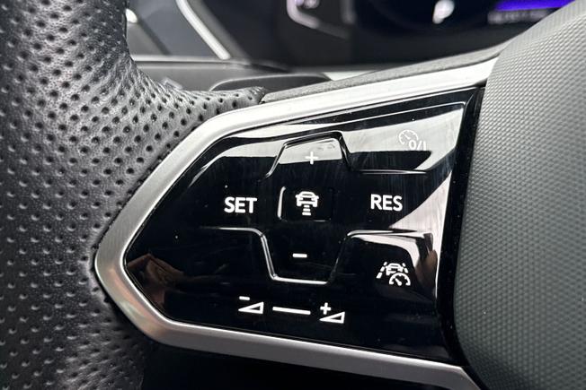 VOLKSWAGEN Tiguan Photo 16