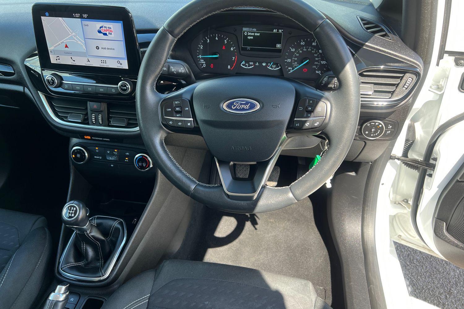 Ford FIESTA Photo 10