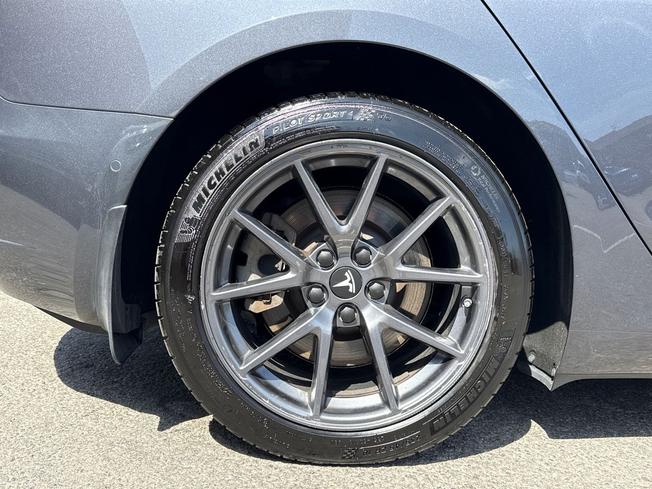 TESLA Model 3 Photo 5