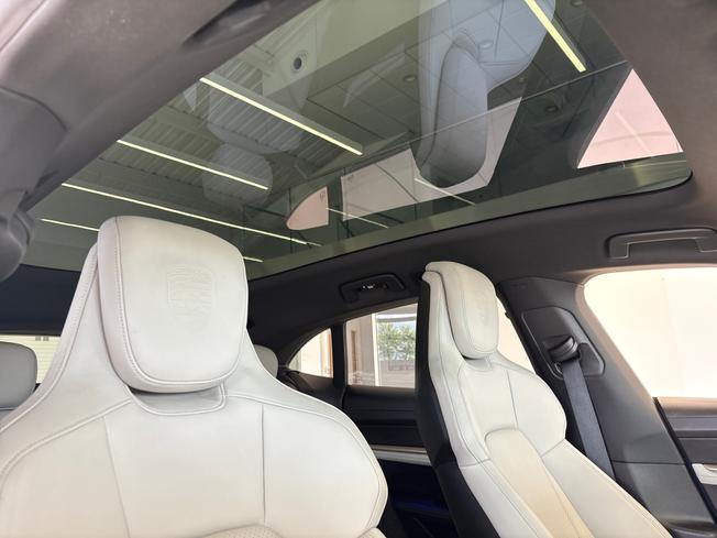 PORSCHE Taycan Photo 28