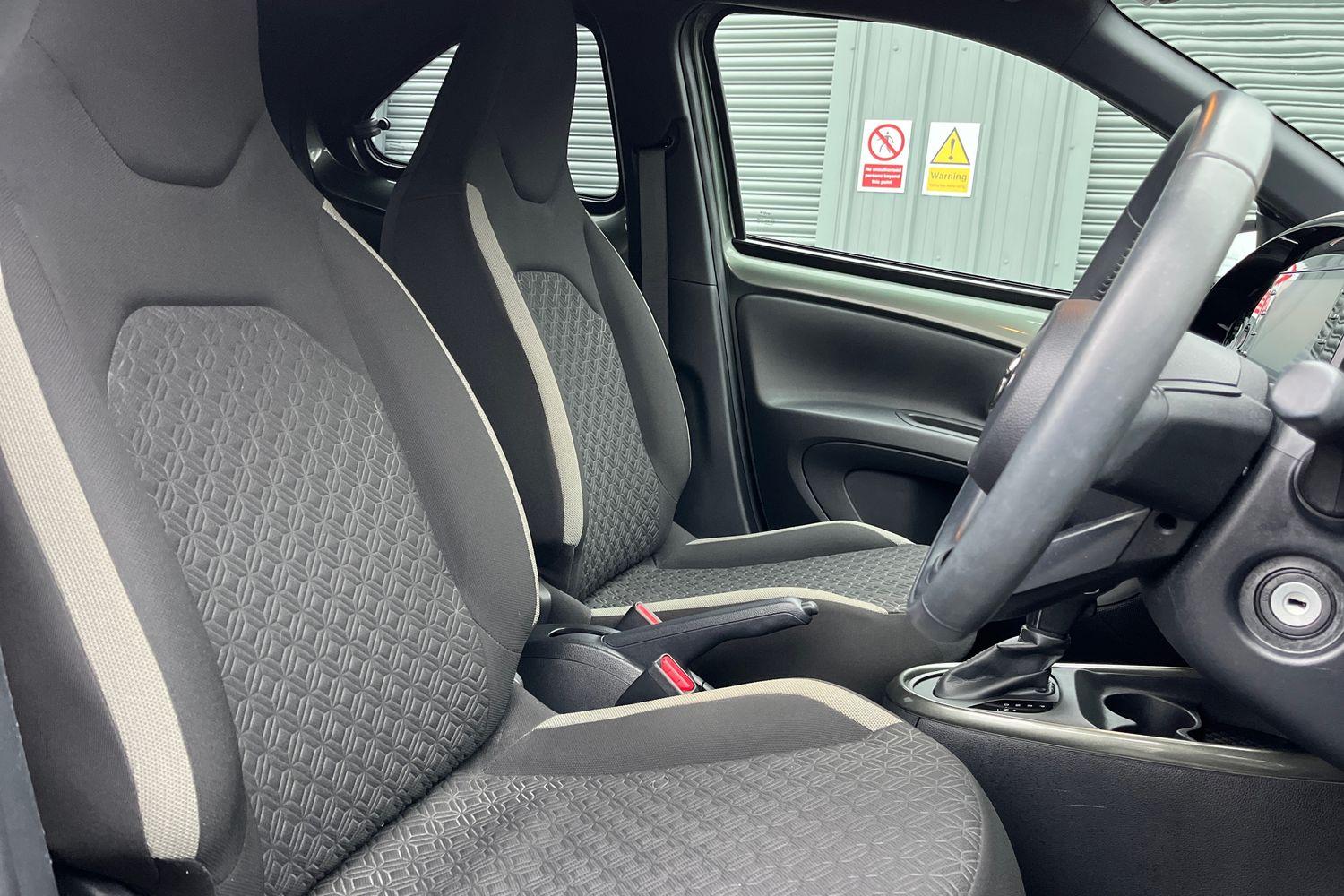 Toyota AYGO X Photo 16