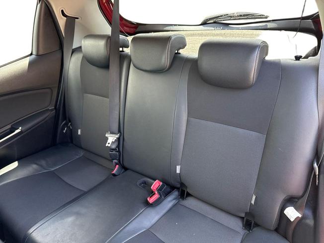 TOYOTA Yaris Photo 9