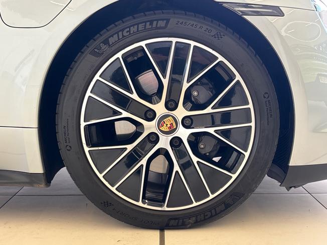 PORSCHE Taycan Photo 24