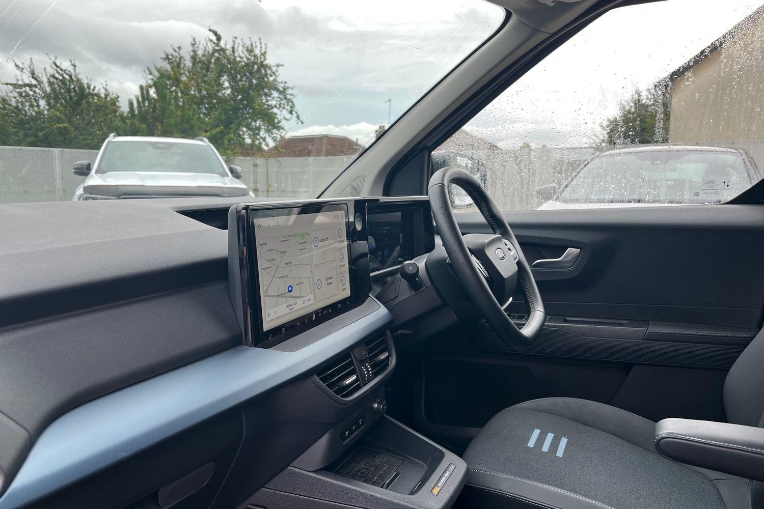 Ford E-Tourneo Courier Photo 17