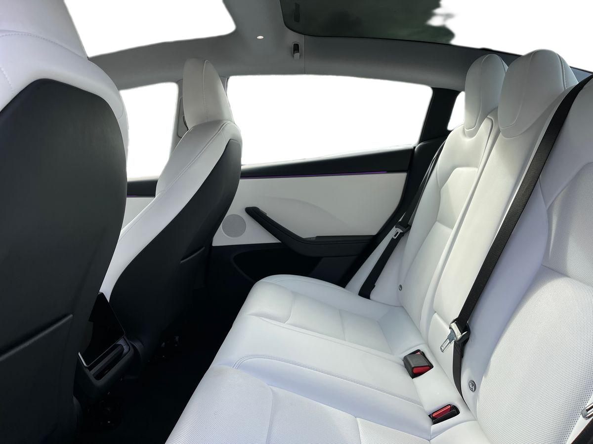 TESLA Model 3 Photo 3