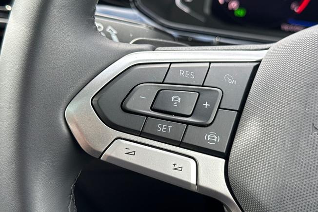 VOLKSWAGEN T-Roc Photo 16