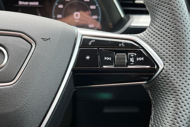 AUDI Q8 E-Tron Photo 17