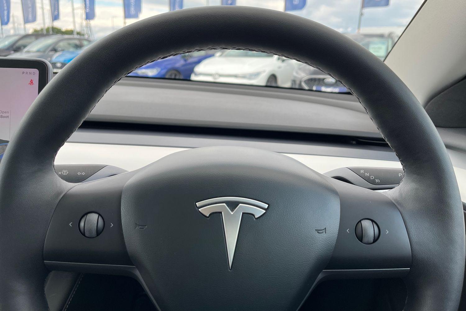TESLA Model 3 Photo 11