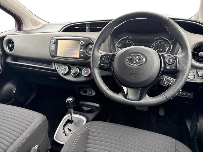 TOYOTA Yaris Photo 11