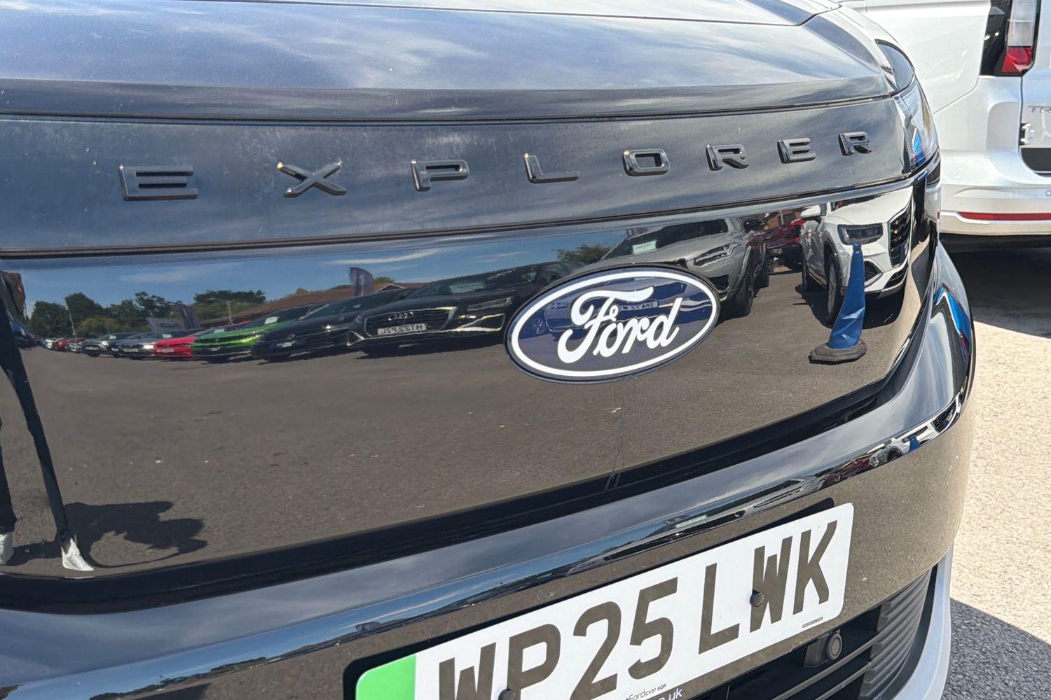 Ford EXPLORER Photo 34
