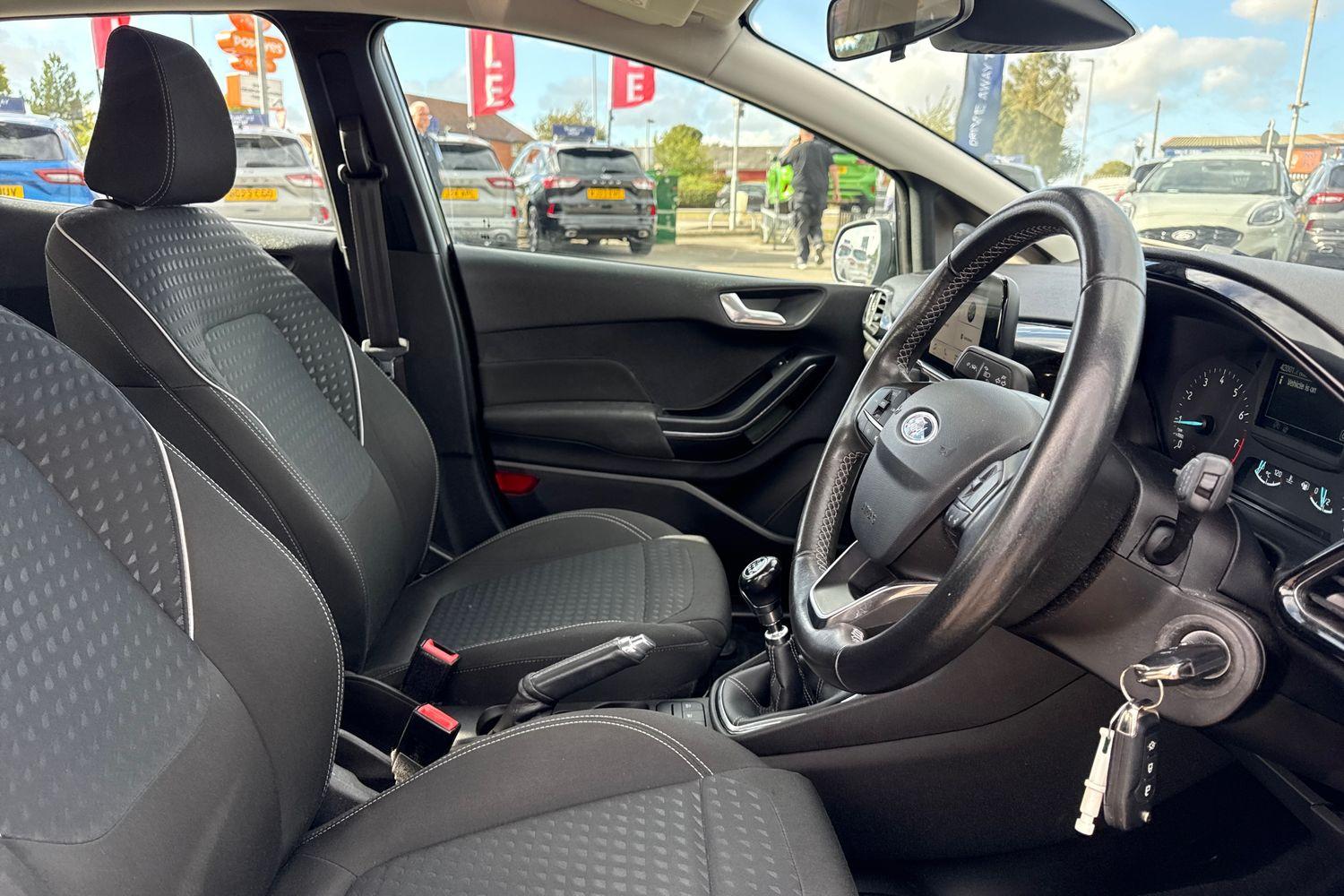 Ford FIESTA Photo 16