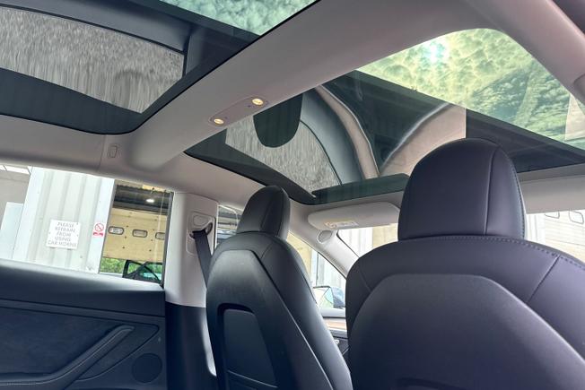 TESLA Model 3 Photo 21