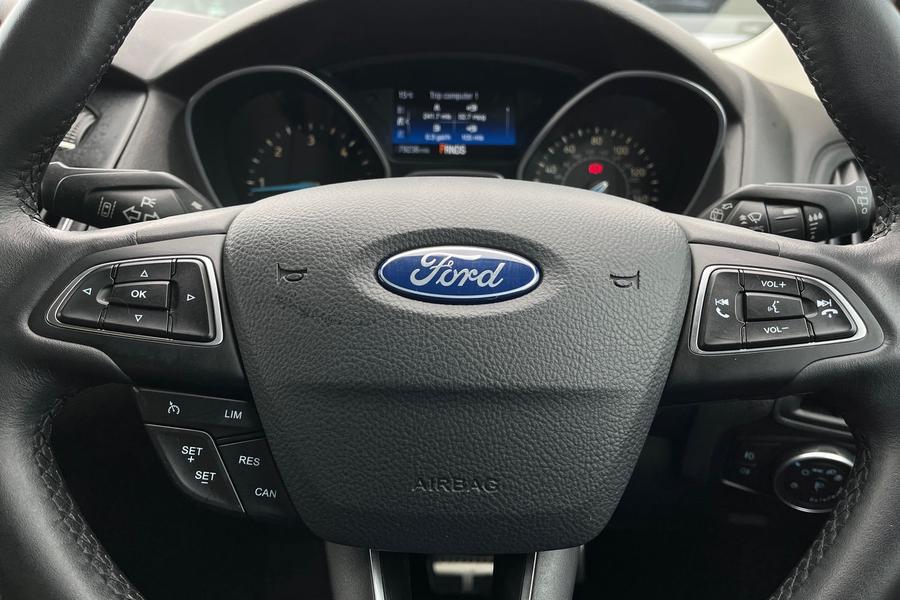 Ford FOCUS Photo autoimg-7d9040cdedcc64cf1dd7e064800eb10c9bebc9e3.jpg