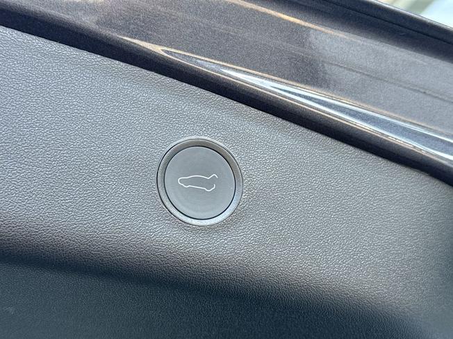 TESLA Model 3 Photo 39