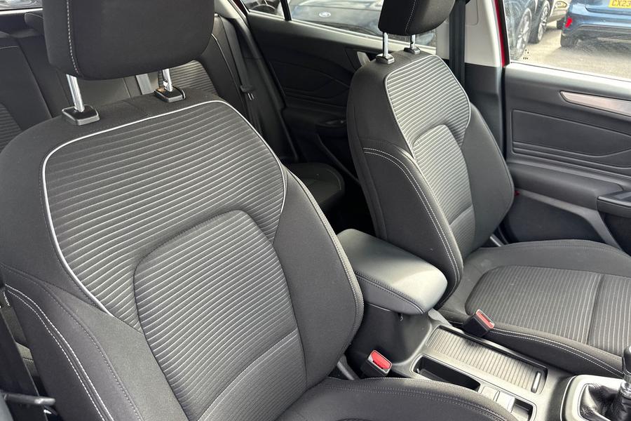 Ford FOCUS Photo autoimg-7dddea5989d95330f7eb4e1072c2d2cf123999f1.jpg