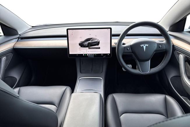 TESLA Model 3 Photo 10