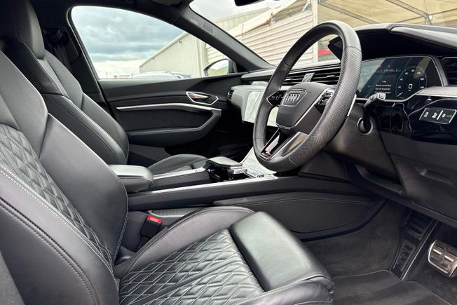 AUDI Q8 E-Tron Photo 25