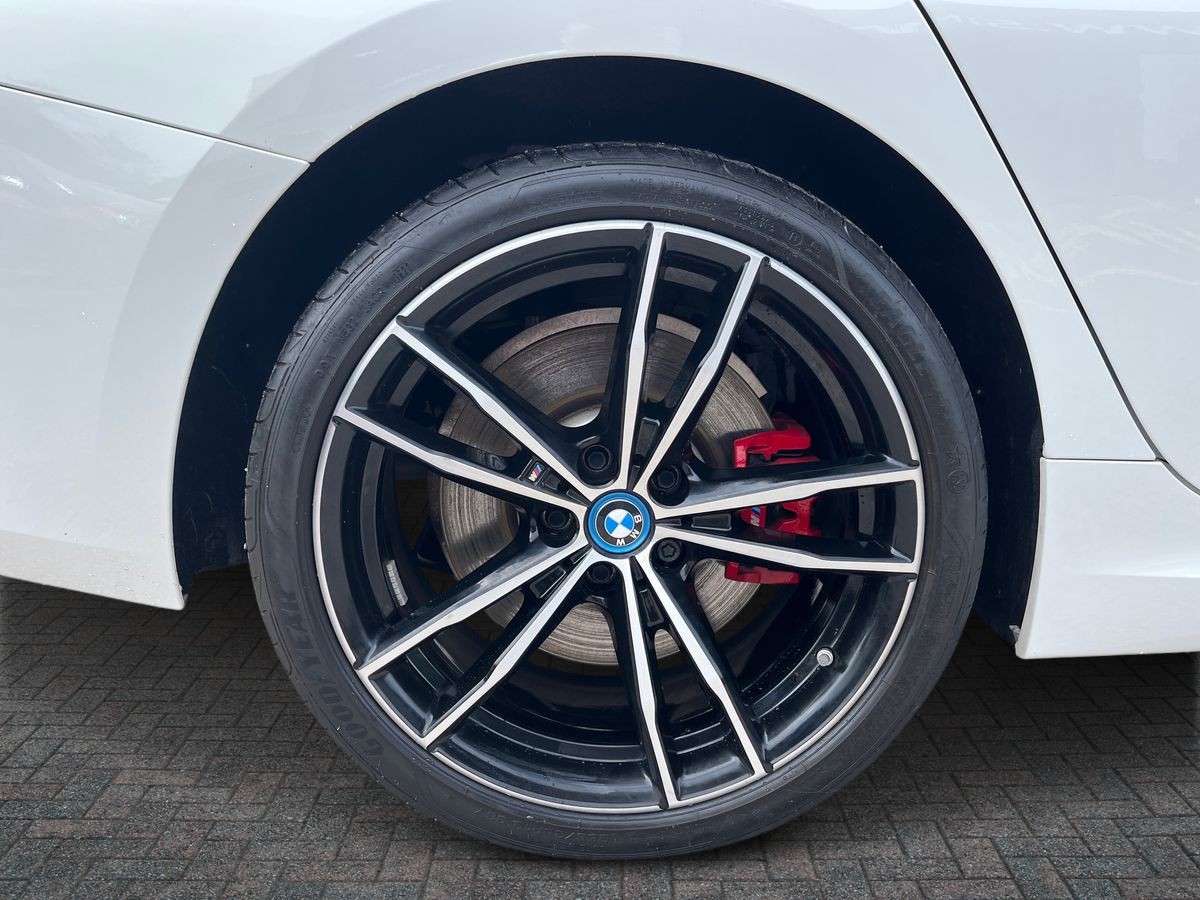 BMW 3 Series Photo 8