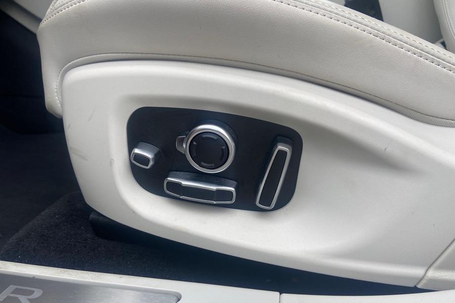 Jaguar I-PACE Photo autoimg-7e64f12ba4a0421ec20c44d9e37c2364cb1434cd.jpg