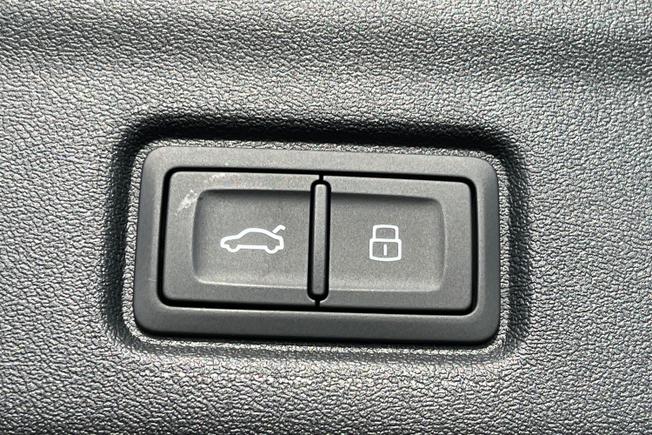 AUDI Q6 e-tron Photo 38