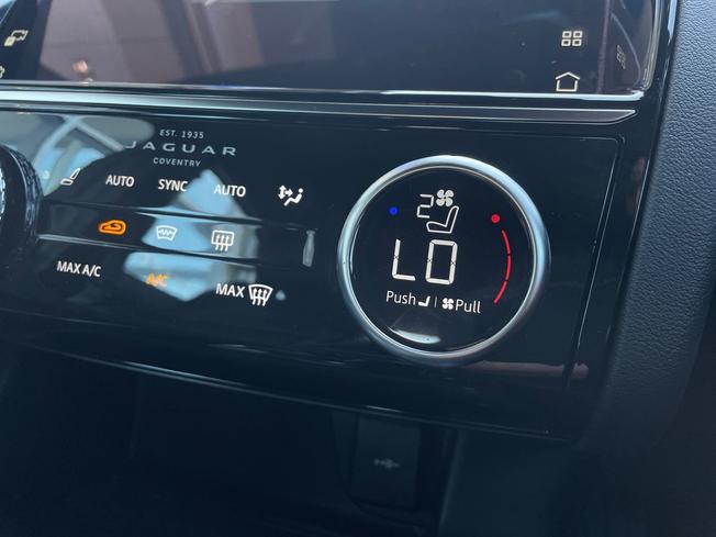 Jaguar E-PACE Photo 31
