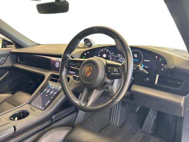 PORSCHE Taycan Photo 10