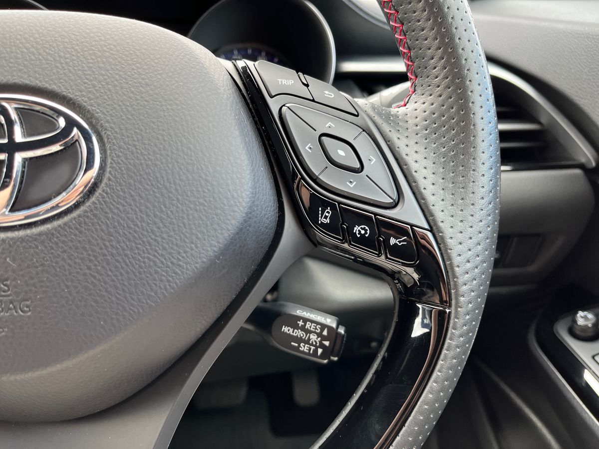 Toyota C-HR Photo 16