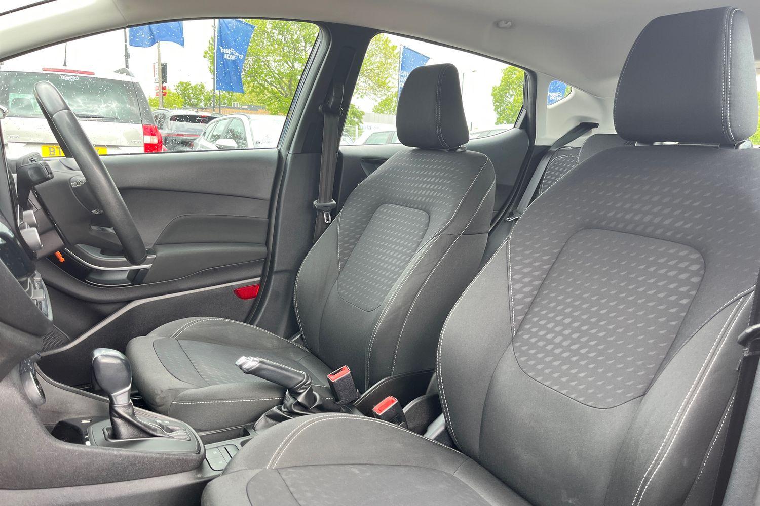 Ford FIESTA Photo 18