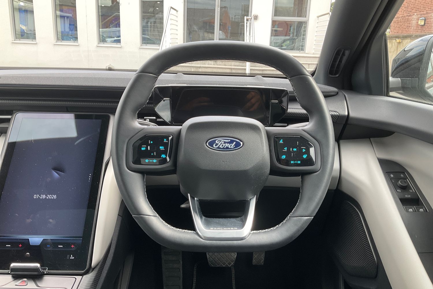 Ford Explorer Photo 11