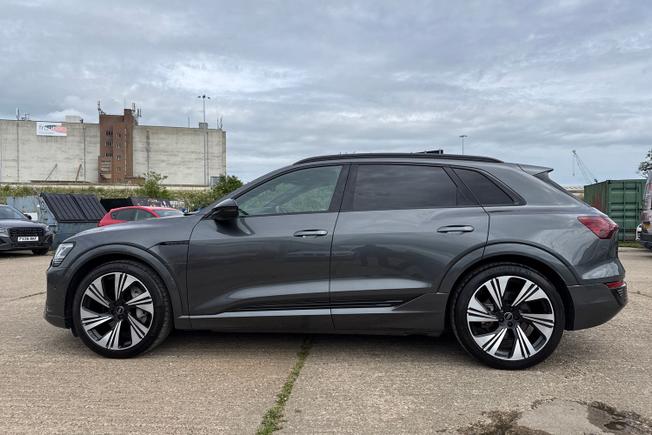 AUDI Q8 E-Tron Photo 57