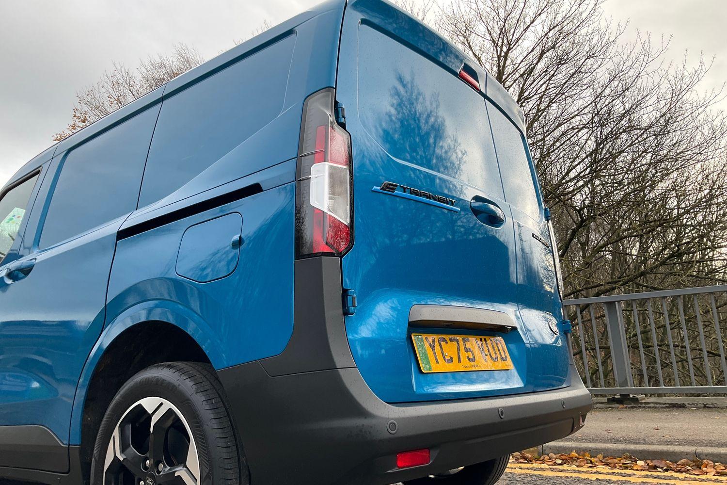 Ford E-TRANSIT COURIER Photo 19