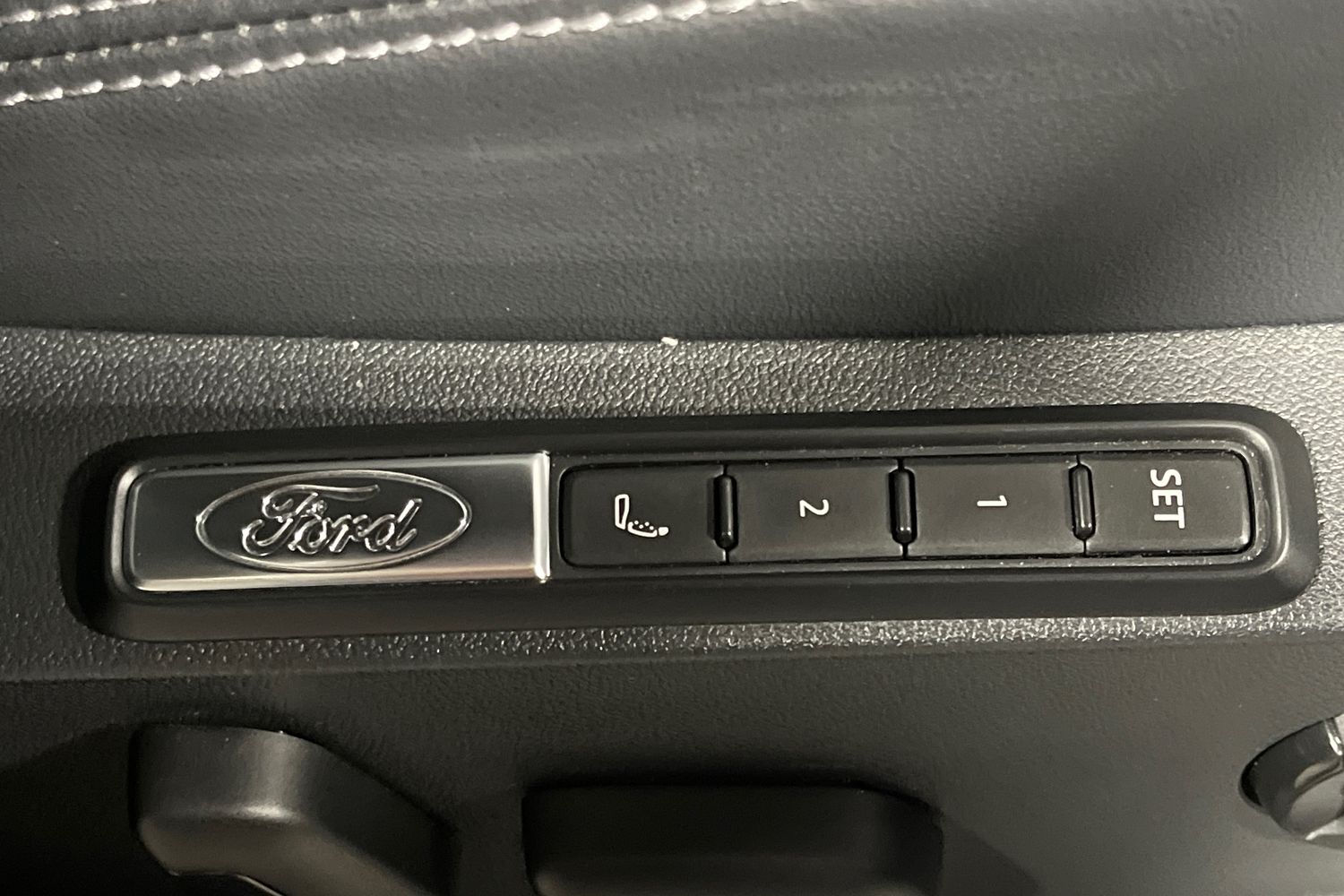 Ford Explorer Photo 26