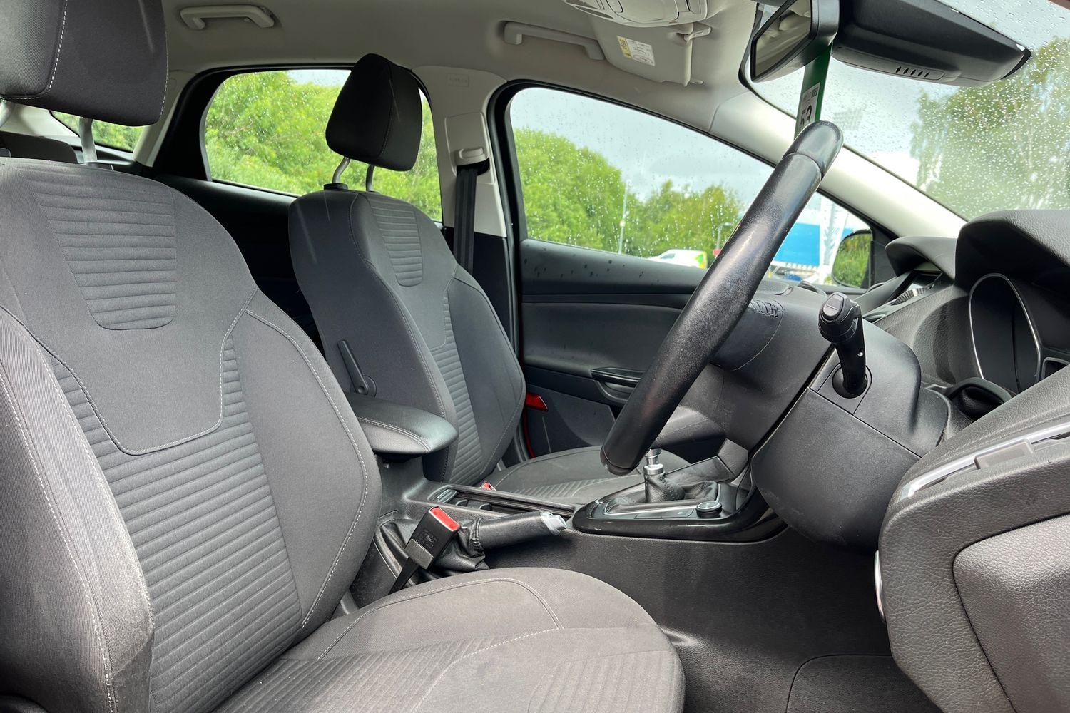 Ford FOCUS Photo 16
