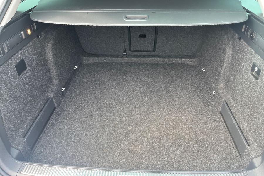 Skoda SUPERB Photo autoimg-7ff9da9bc0d3a9d367d31b8178ae9a3a923d1ea0.jpg
