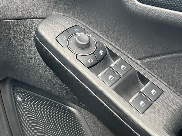 Ford Kuga Photo autoimg-80093b46fdf00d1b6f84b65399c390f55b9baab8.jpg