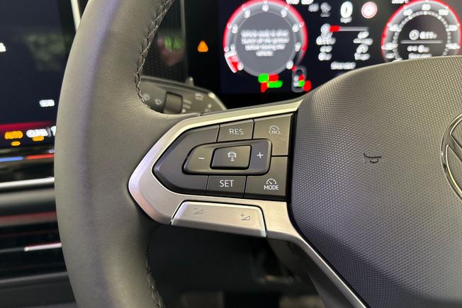 VOLKSWAGEN Tiguan Photo 16