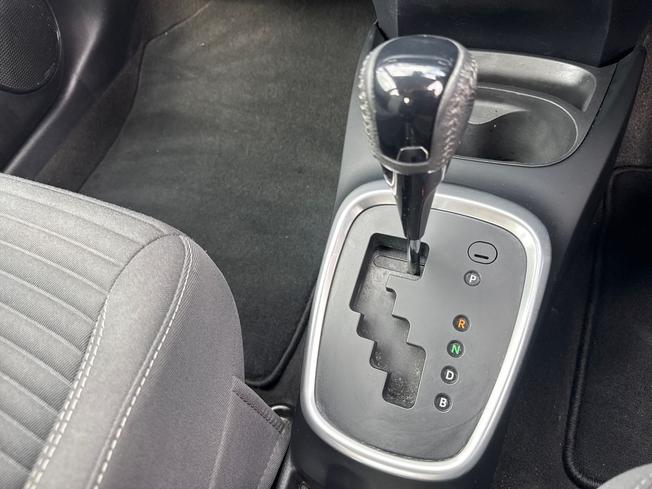 TOYOTA Yaris Photo 31