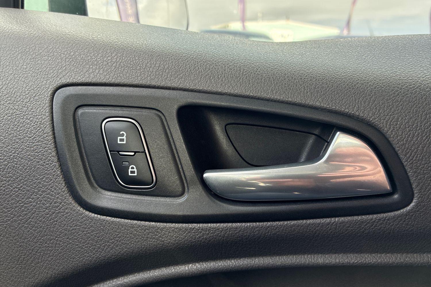 Ford TRANSIT CONNECT Photo 24