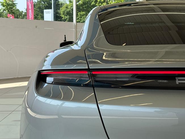 PORSCHE Taycan Photo 23