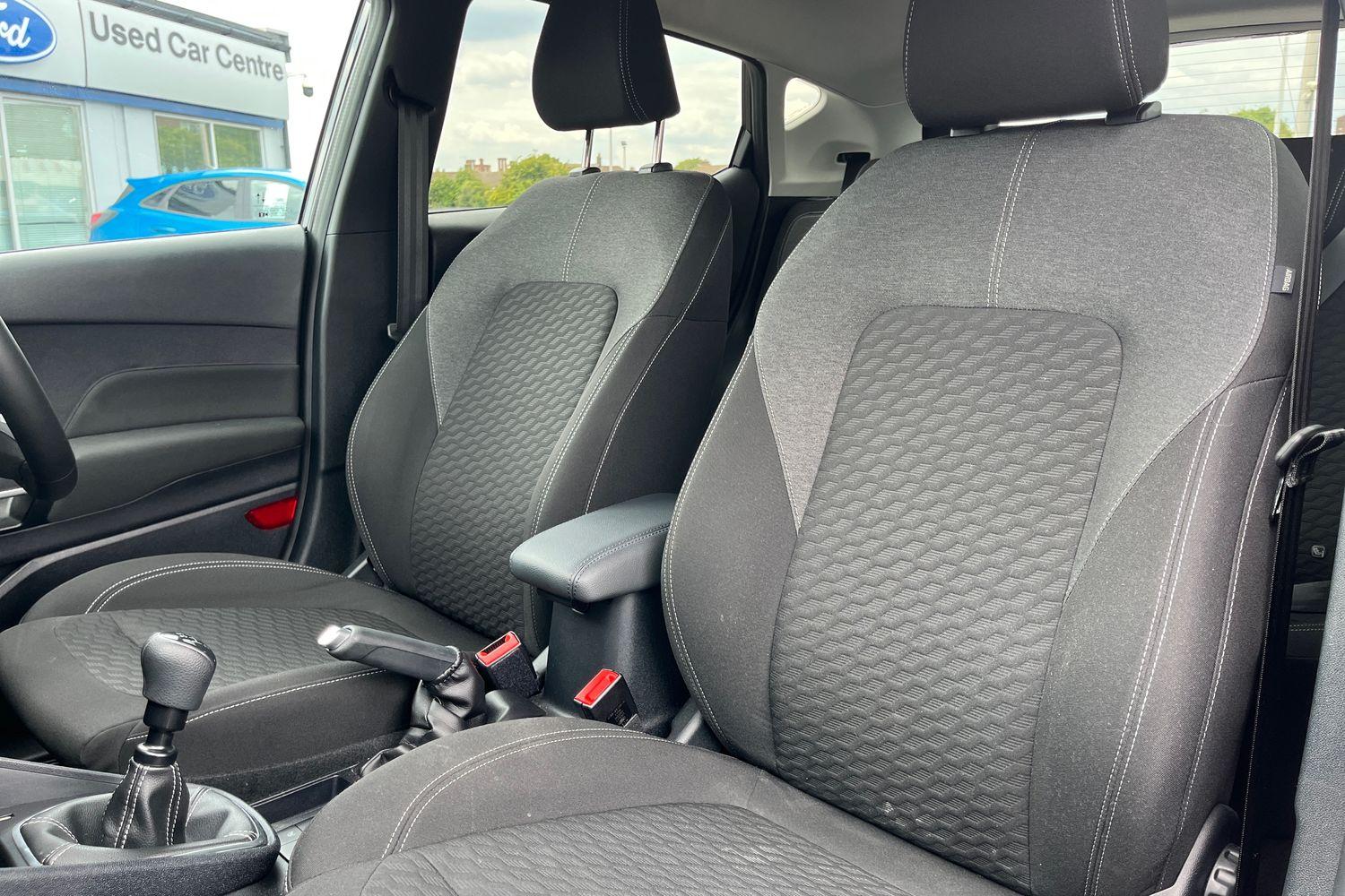 Ford FIESTA Photo 18