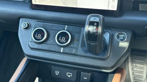 Land Rover Defender Photo autoimg-806a9e8a0860aeff9cd384b6da096f4547fba6d6.jpg
