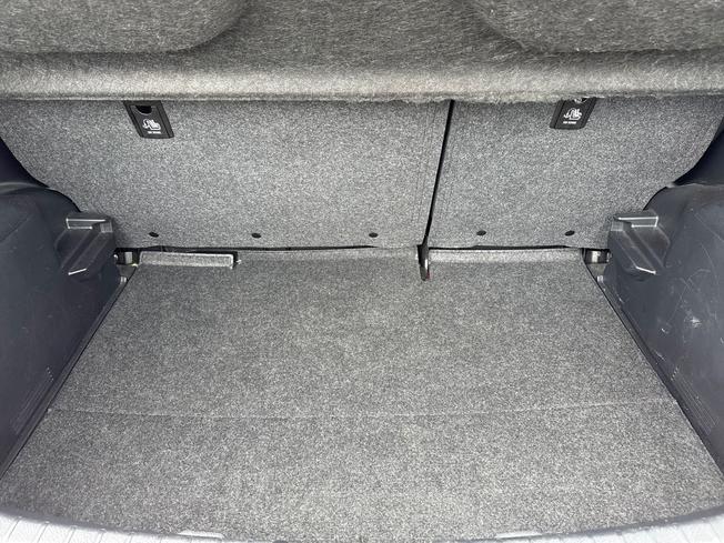 TOYOTA Yaris Photo 12