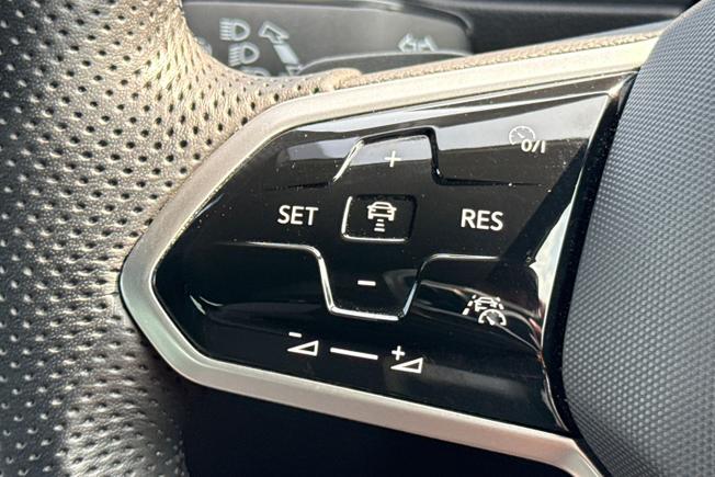 VOLKSWAGEN Tiguan Photo 16