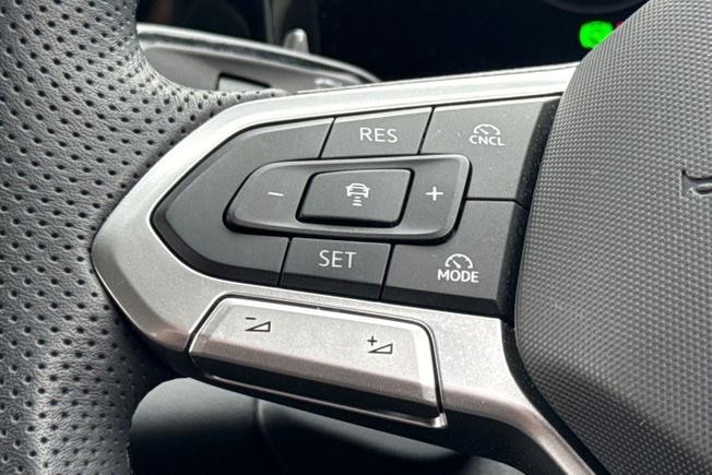 VOLKSWAGEN Tiguan Photo 16