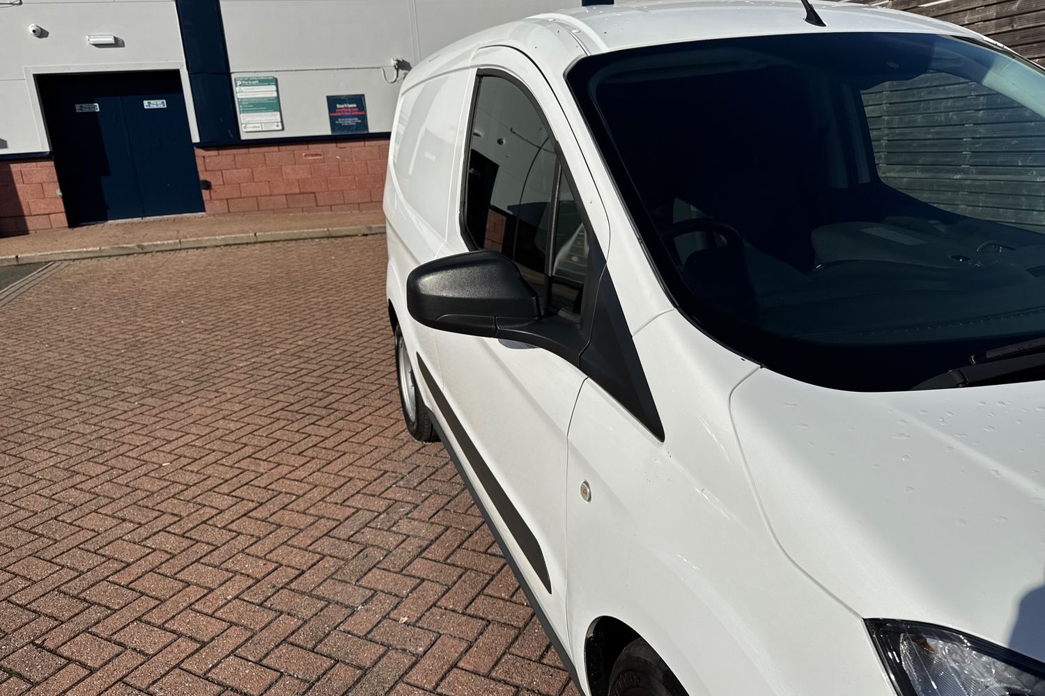 Ford TRANSIT COURIER Photo 17