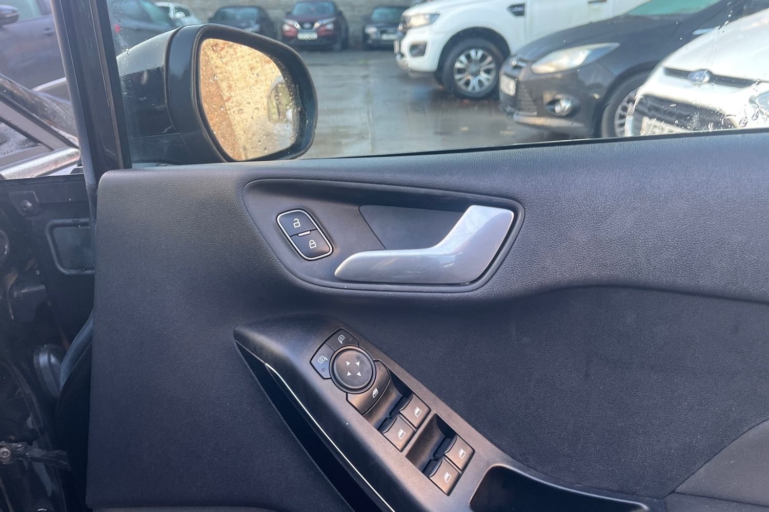 Ford FIESTA Photo 24