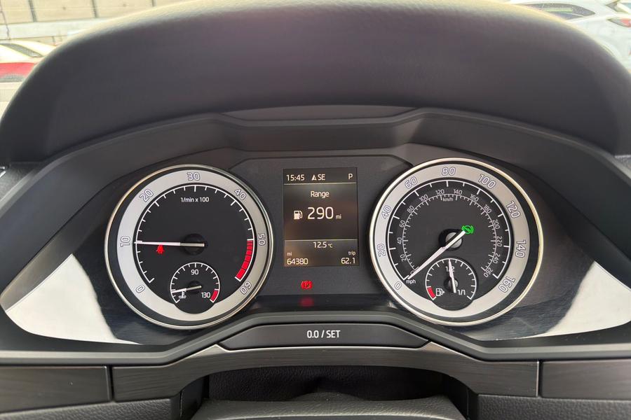 Skoda Superb Photo autoimg-80ef18691b4594cba0ade8afc1a4eecf803f13f7.jpg