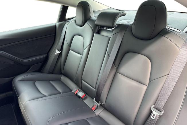 TESLA Model 3 Photo 9