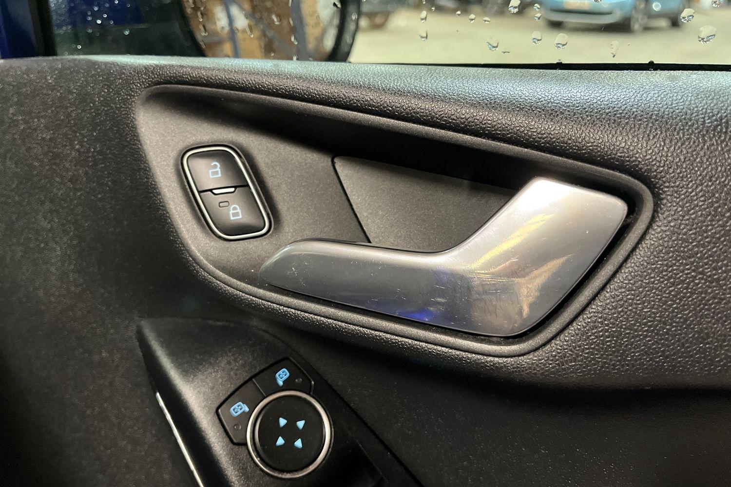 Ford FIESTA Photo 15